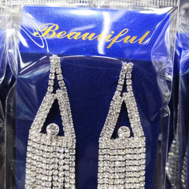 Elegant and stylish factory direct sales of European and American style diamond earrings and decorative earrings Specification image