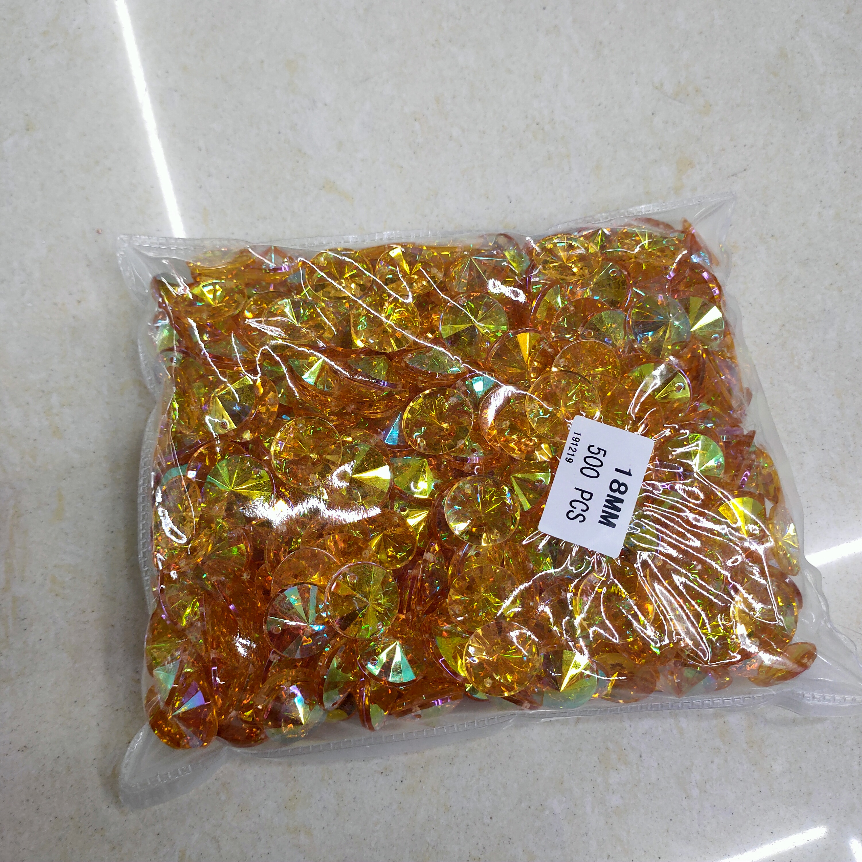 The manufacturer specializes in the production of single-hole pendant jewelry, acrylic diamond necklace accessories, diy accessories, and clothing accessories