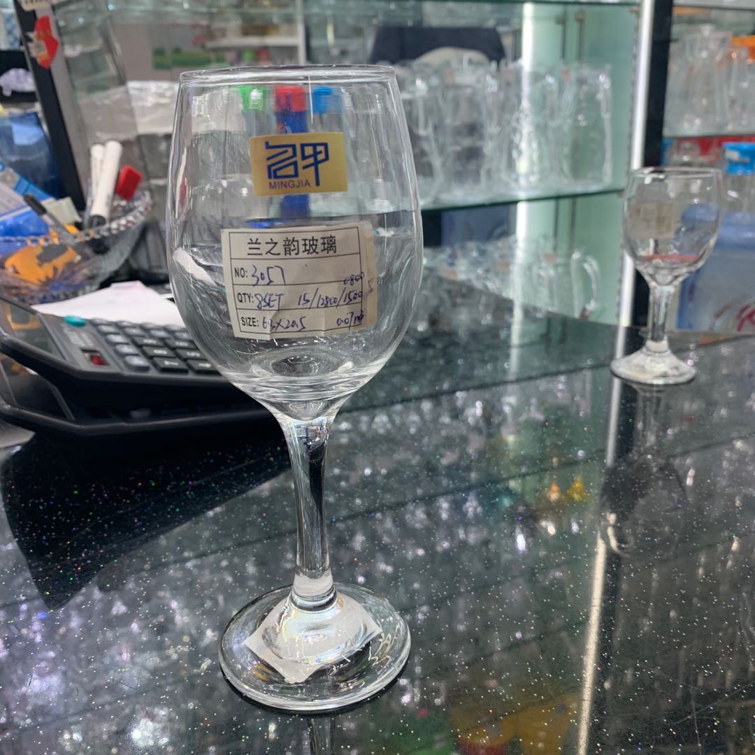 The transparent glass wine glasses and highball cups are exquisite