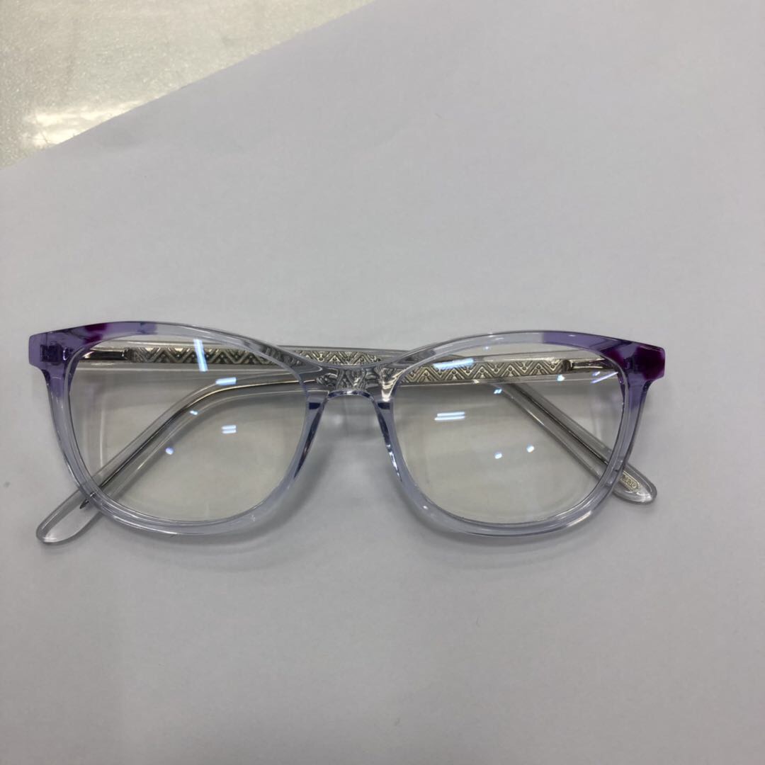 The classic Korean-style goggles and myopia glasses are simple and elegant