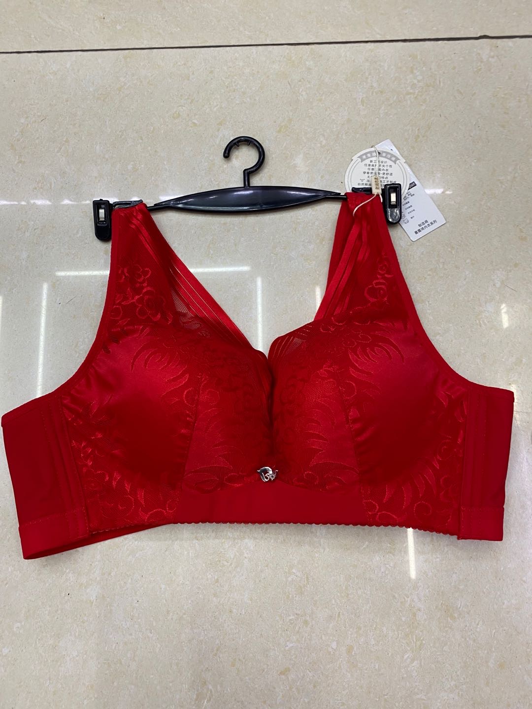 A large-sized lingerie for a plump girl weighing 200 pounds, gathered together, thin bra without underwire, bright red