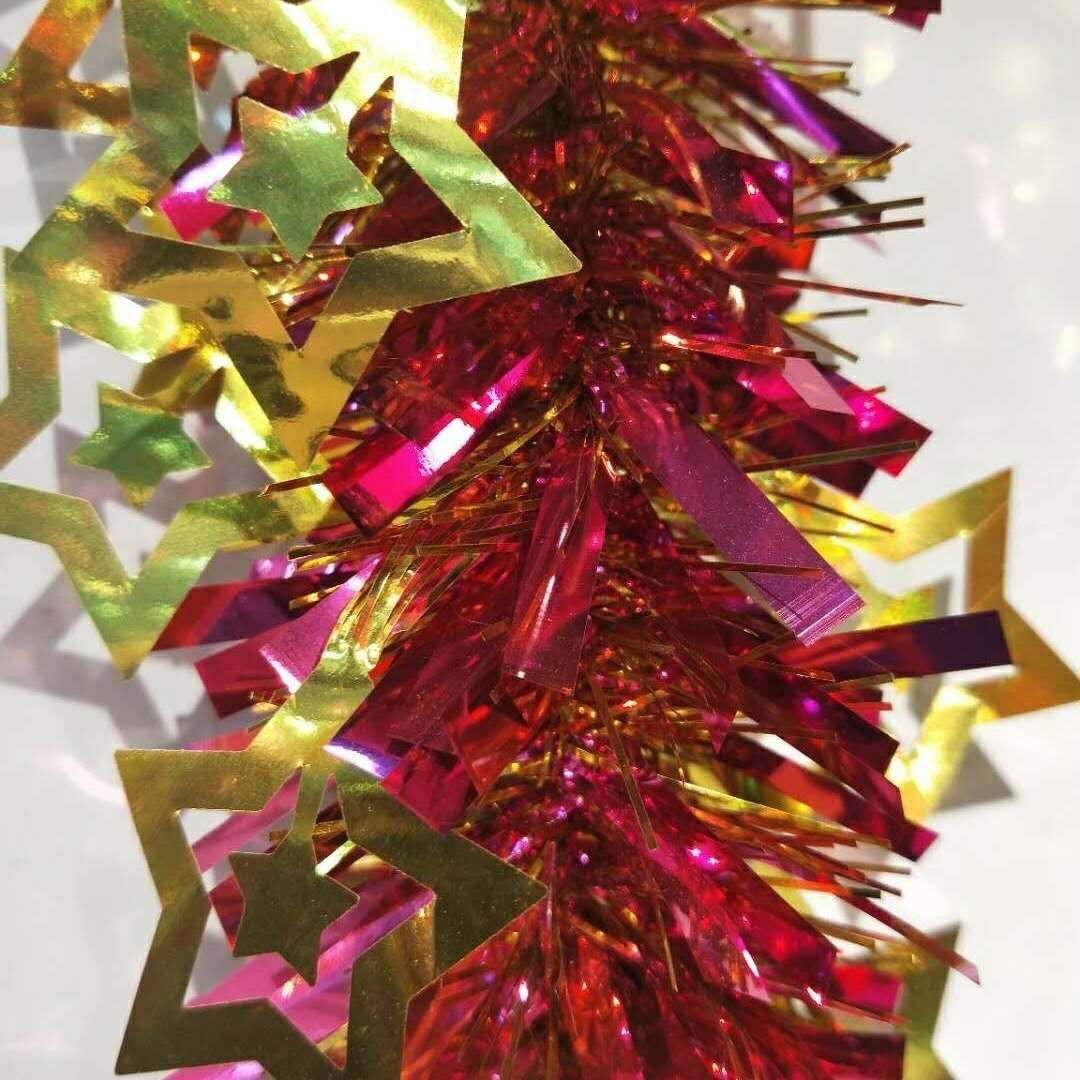 The festival party is decorated with Christmas ornaments, wedding ribbons, rubia, double dragon ribbons and five-pointed star patterns Specification image