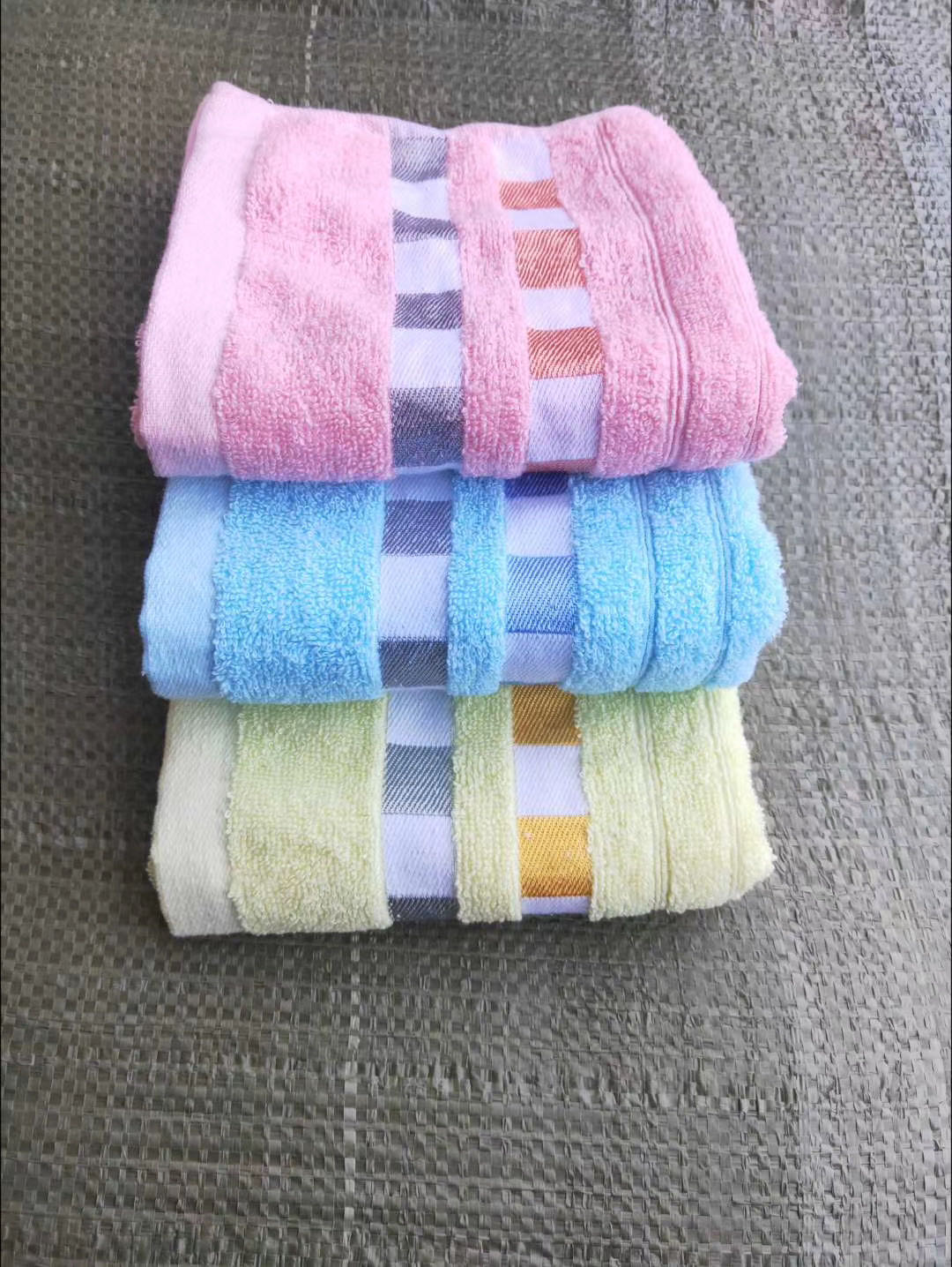 This is a pure cotton facial towel for home use. It is all-cotton, soft, absorbent and does not shed fibers details Picture