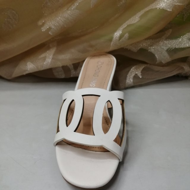 白色圆头镂空鞋面时尚女士中跟高跟时装凉拖产品图