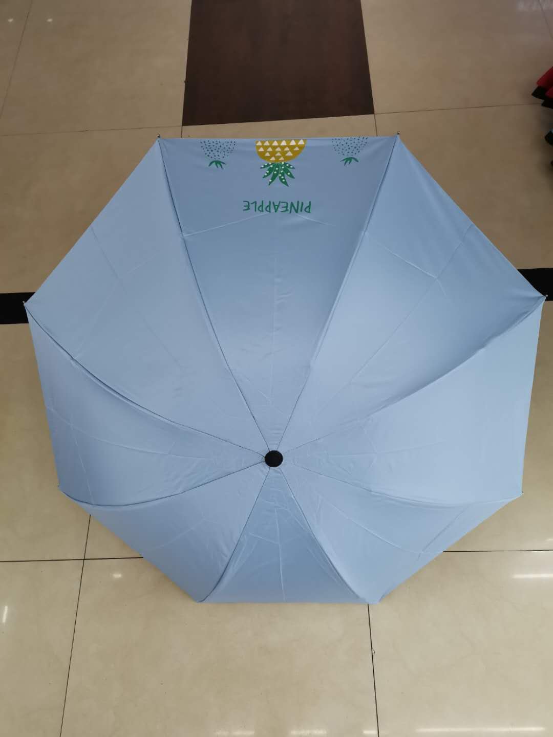 直销批发2019新款时尚三折黑胶晴雨伞现货定制三折伞黑胶晴雨伞细节图