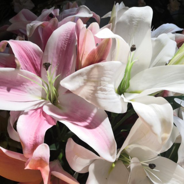Yiwu quality gradient lily artificial flowers, living room, hotel lobby artificial flowers, factory direct sales, artificial flowers, artificial lilies, hand feel film, lilies, artificial tiger orchids, home decoration, wedding arrangement details Picture