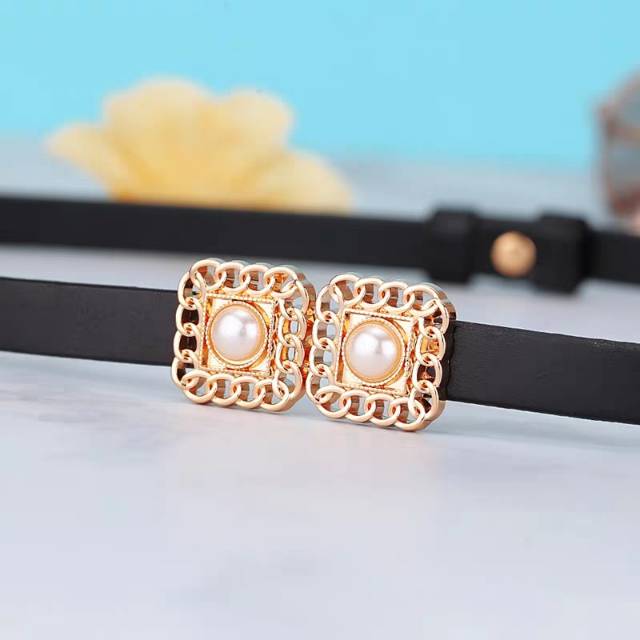 This simple and versatile Korean top-grain cowhide small belt with fine decoration pairs well with a dress and a fashionable waist chain