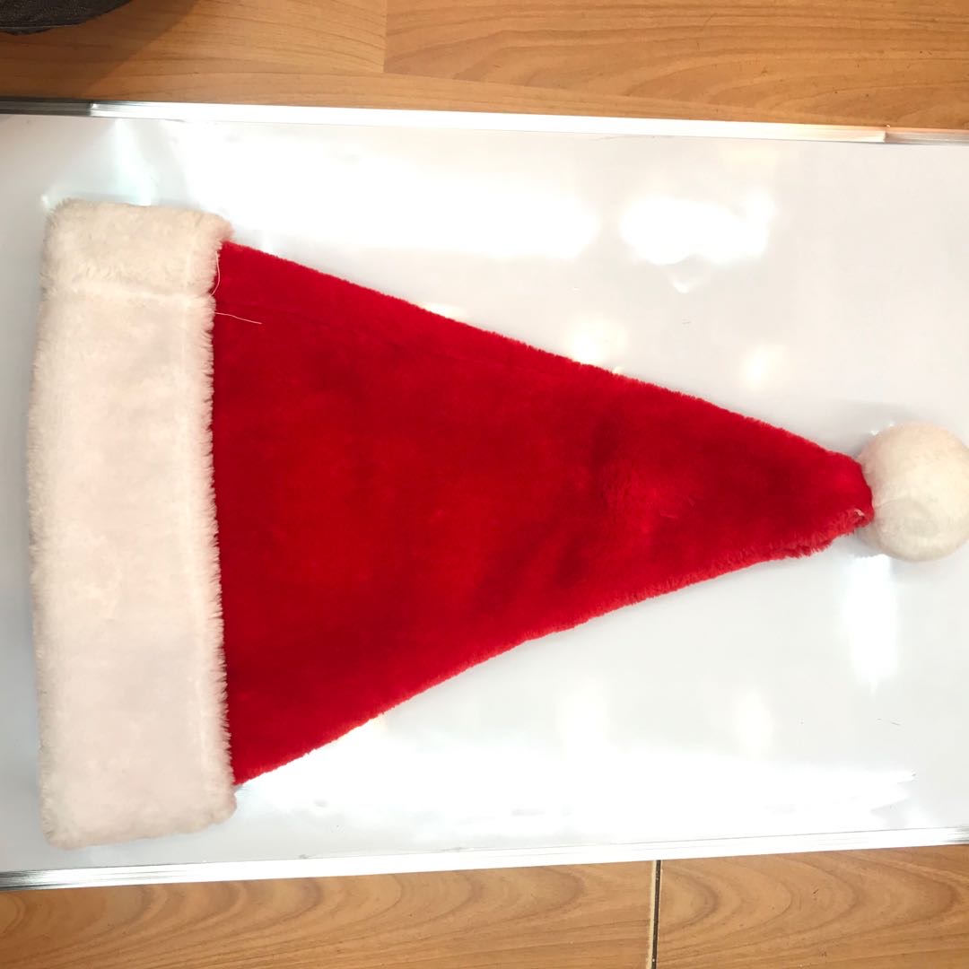 Christmas decorations, such as plush Christmas hats, shopping mall ornaments, Christmas Eve window displays, tree hangings, and decorations for the elderly. 11