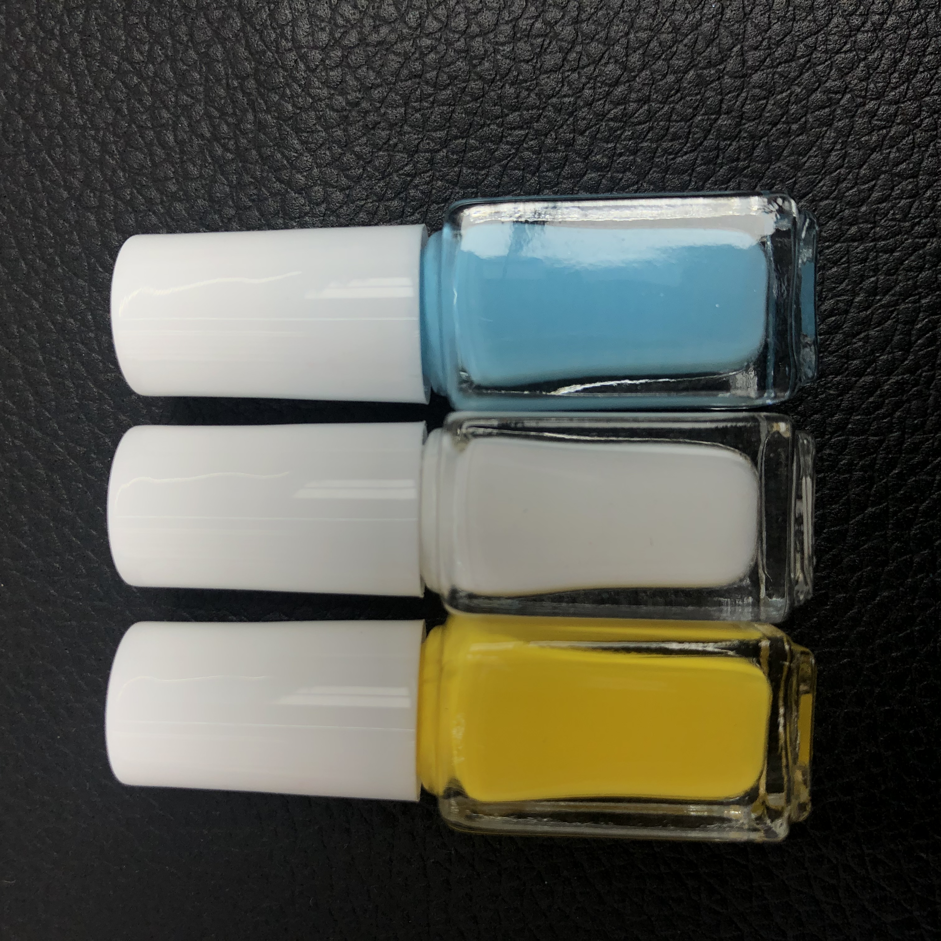 Fashionable colored nail polish comes in a rich variety of colors, allowing for free selection and combination. Small bottles are more convenient