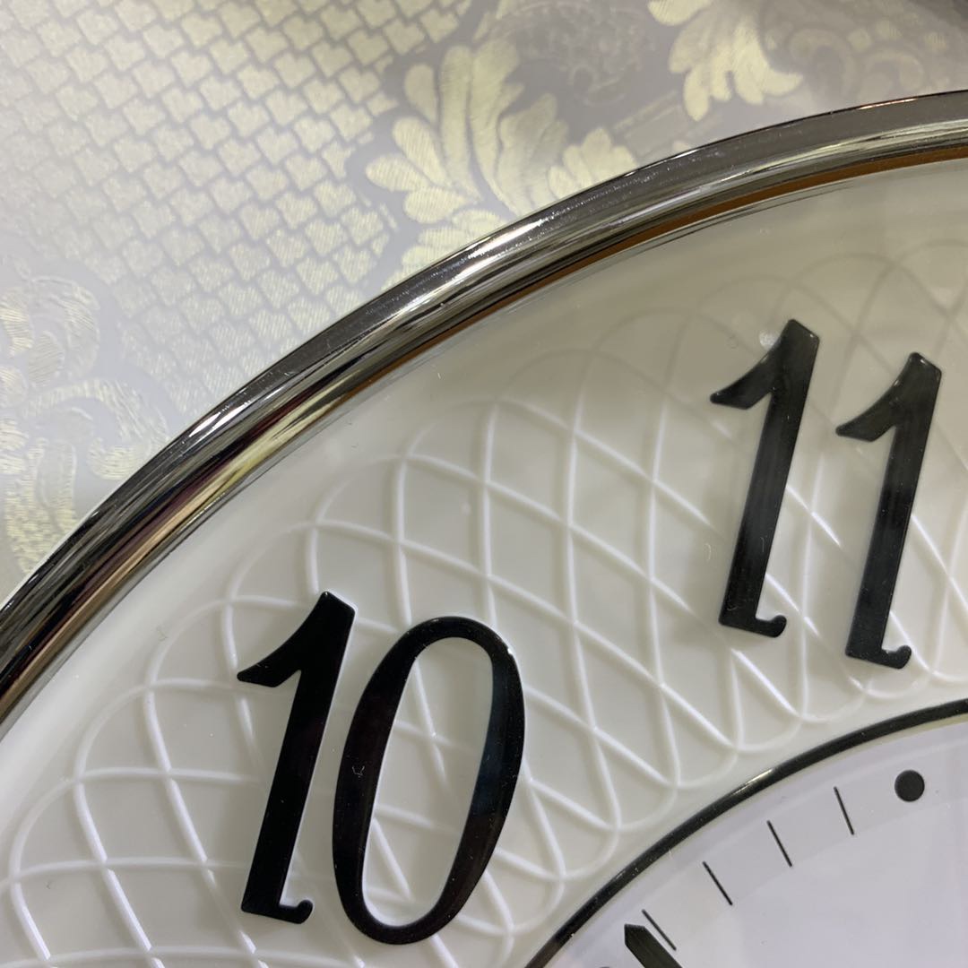 简约现代卧室客厅静音创意石英挂钟细节图