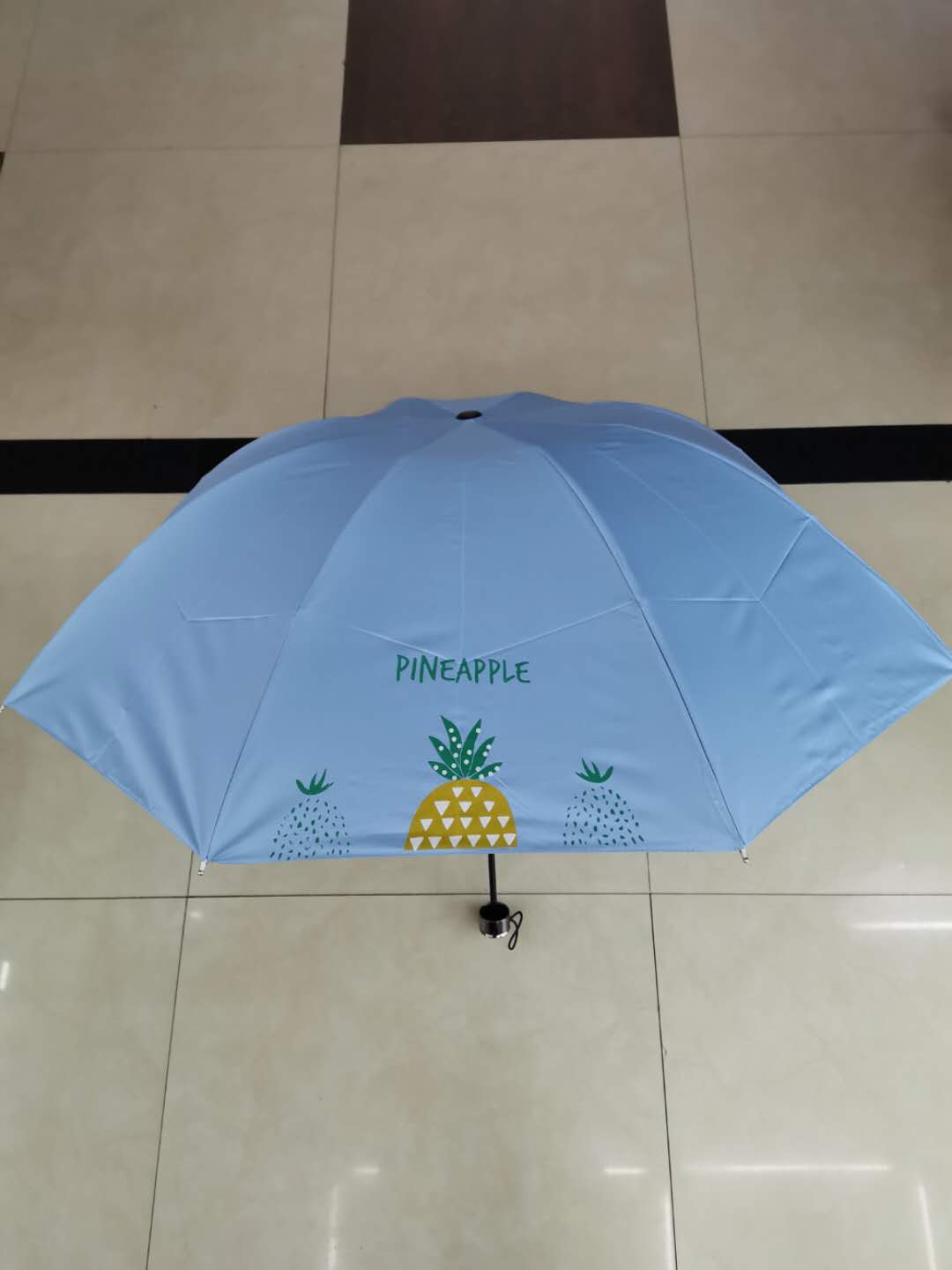 直销批发2019新款时尚三折黑胶晴雨伞现货定制三折伞黑胶晴雨伞产品图