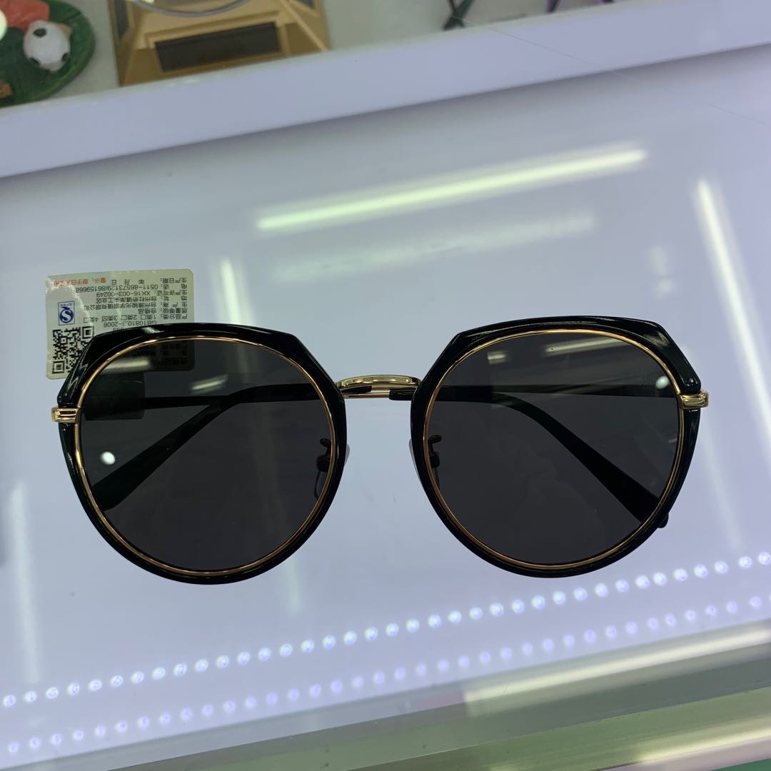 Black and gold fashionable sunglasses for women