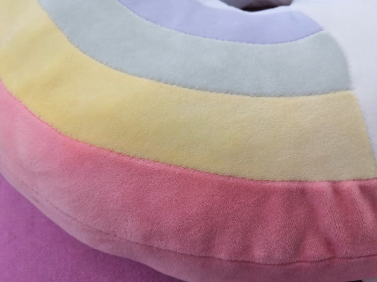 55公分彩虹桥U型枕靠枕趴趴枕毛绒玩具厂家批发产品图