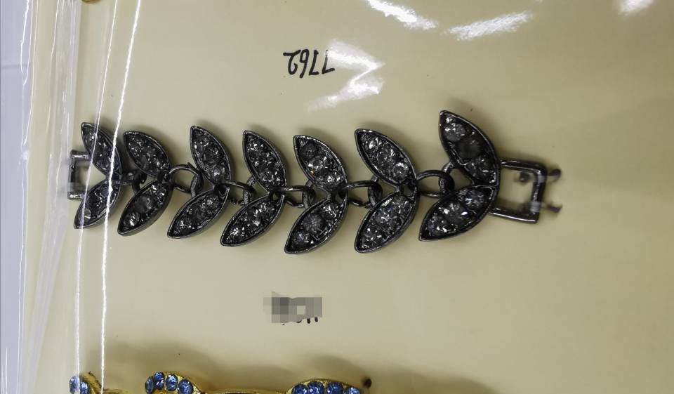 7762# Gun Color Electroplated Buckle Rhine-Diamond Leaf Pattern Decorative Buckle Shoes And Hats Buckle Clothing Accessories Specification drawing