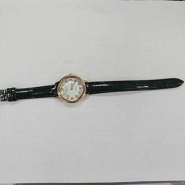 Fashionable watches for men and women, chic watches for women, retro forest watches for women, student watches for fresh girls, and trendy watches for women on Instagram