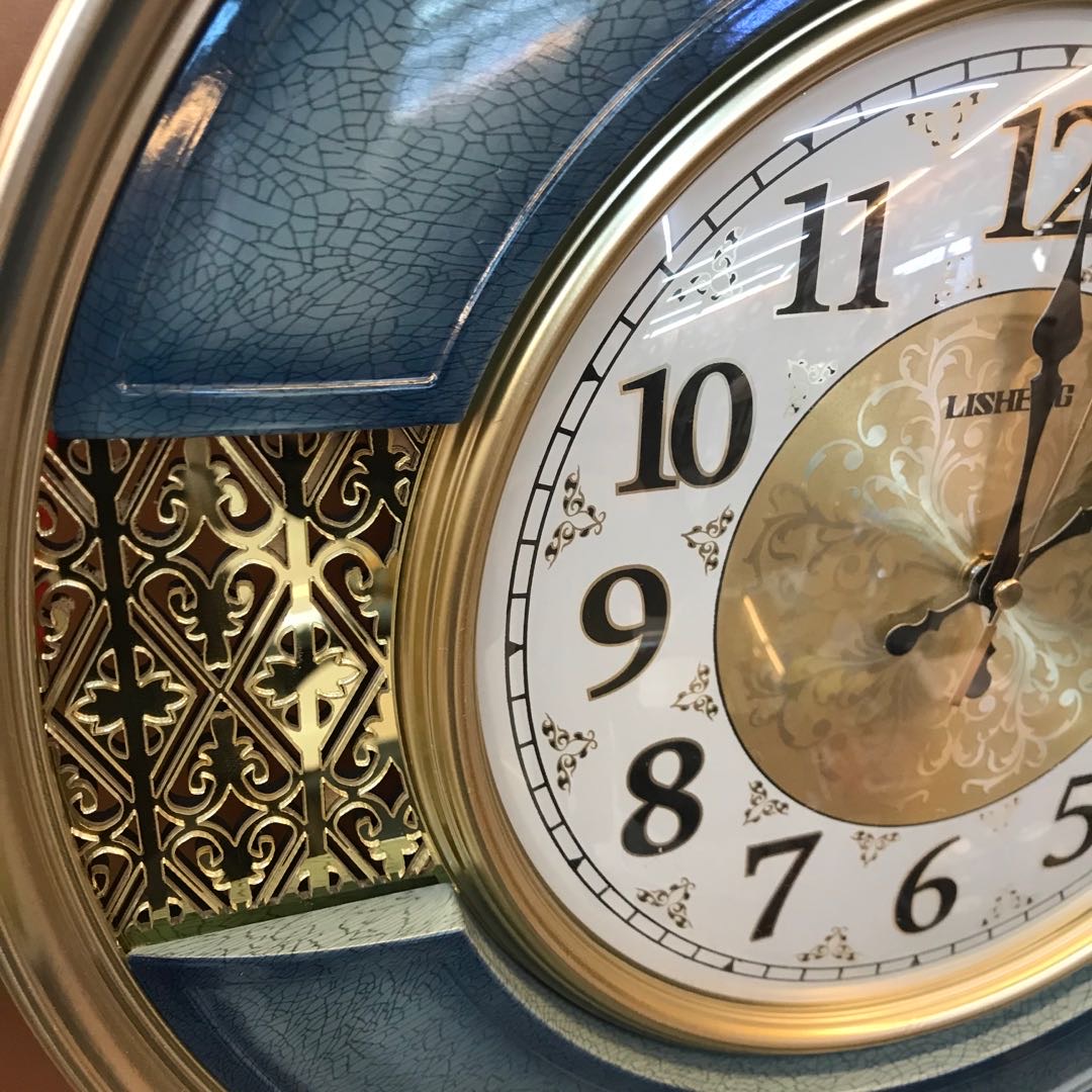 Lisheng Light Luxury style wall clock, a popular creative living room decoration wall watch, home fashion, quiet, simple European and American swing clock Specification image
