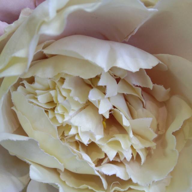 The two-color artificial flower decoration is made of pvc plastic for gardening, which is pollution-free and has a thick density details Picture