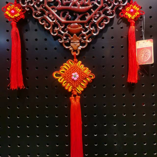 Chinese knot pendants for the living room, camphor wood treasure hanging with tassels, Chinese knot pendants for the entrance wall, home decoration pendants Specification image