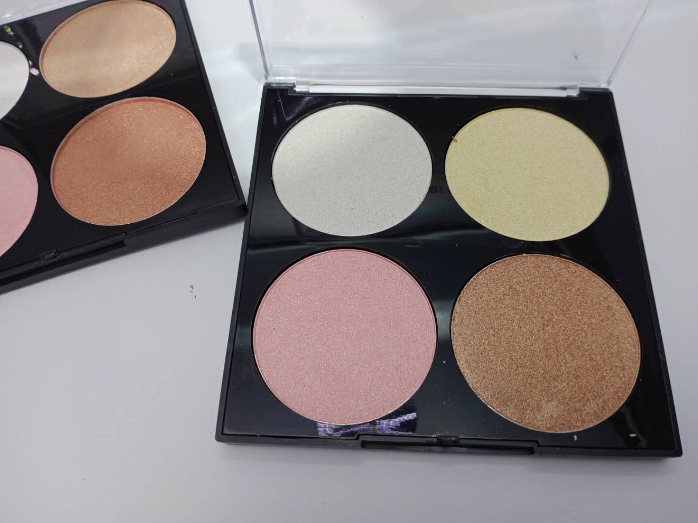 The 4-color high-gloss combination of dazzling eyeshadow is waterproof, sweat-proof and non-smudging