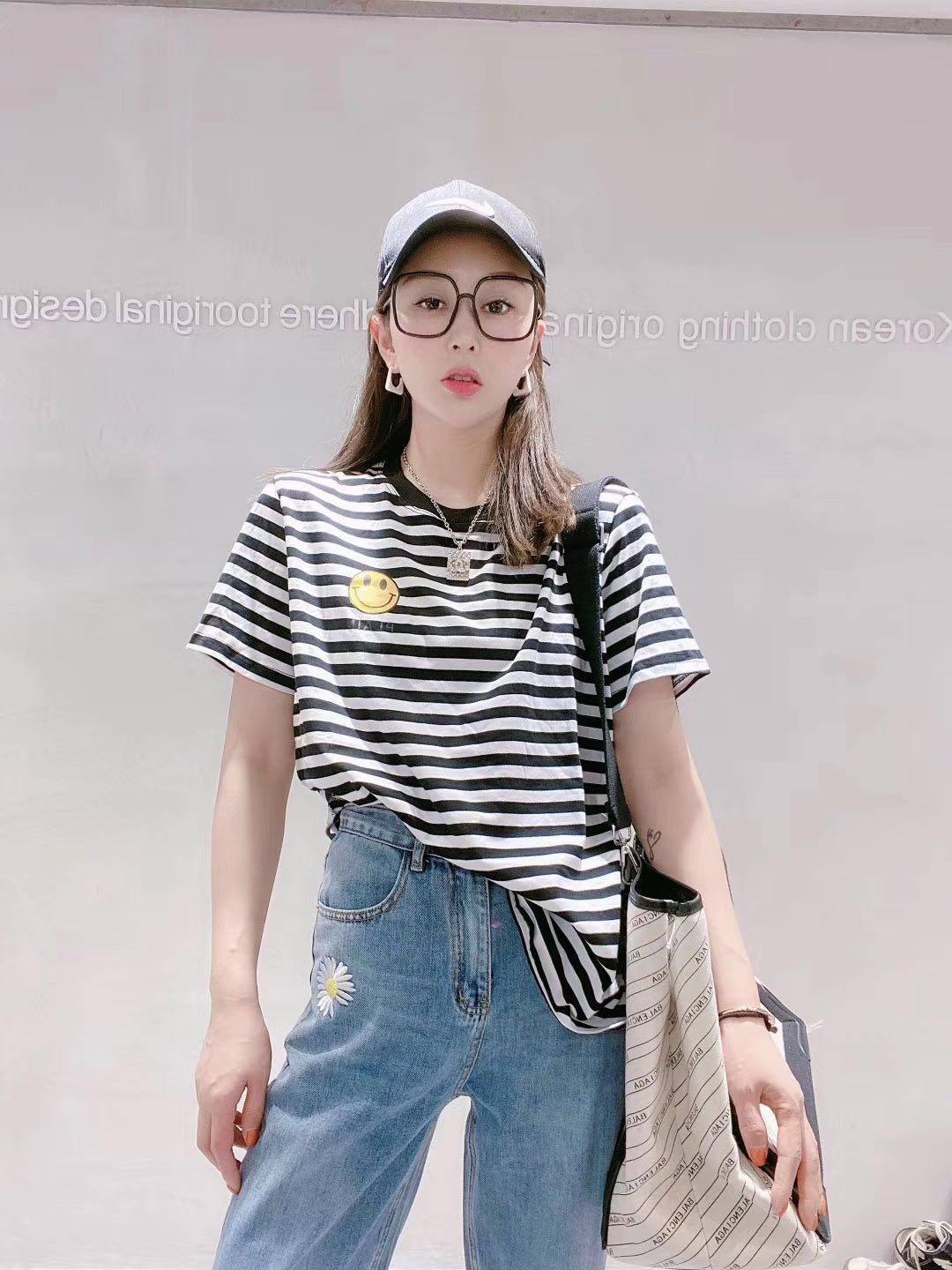 The 2020 new European women's fashion striped short-sleeved T-shirt for the European station's spring collection is a trendy and stylish base layer for women on Instagram details Picture