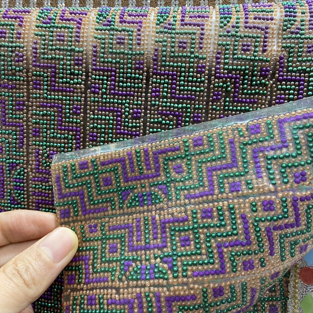 背胶水彩色水钻树脂服饰配件钻树脂排钻产品图