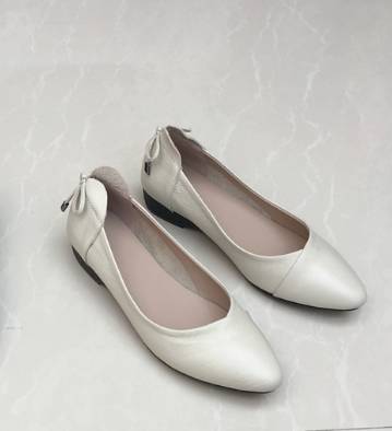 New women's single shoes made of genuine leather are casual, comfortable and have a shallow opening for office workers