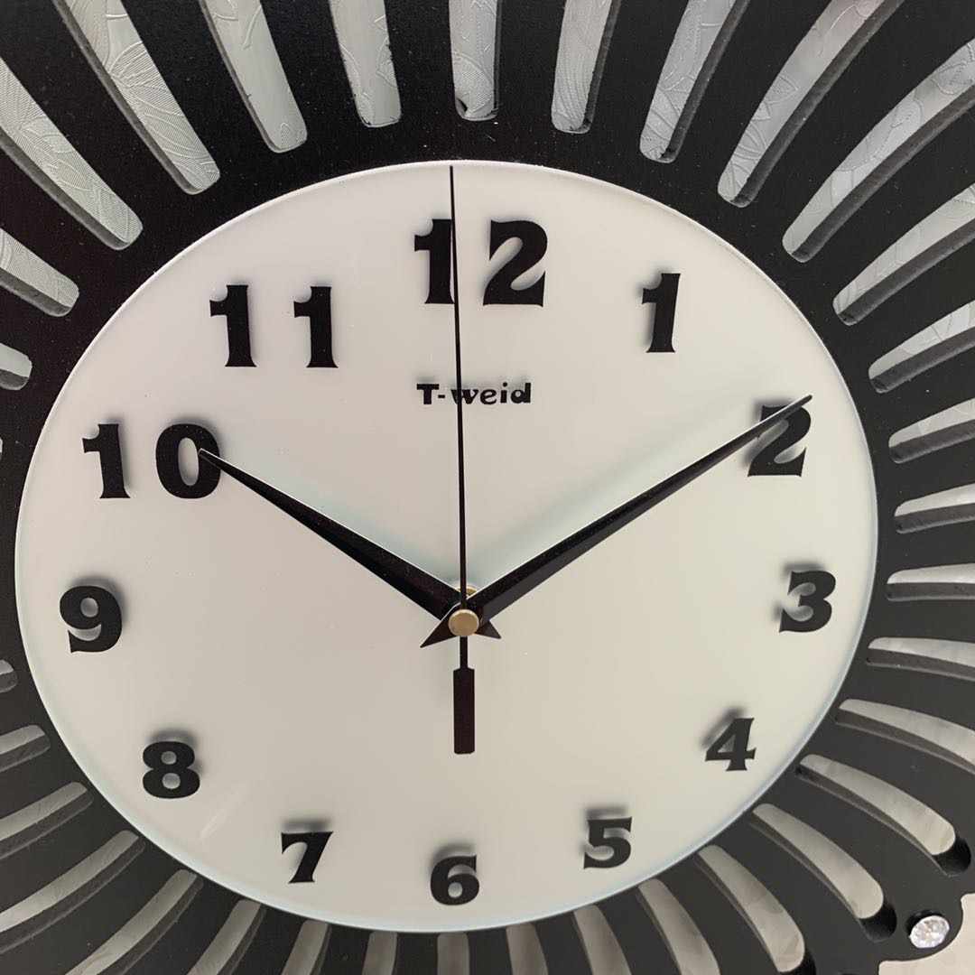 现代欧式创意时钟圆形镶钻静音工艺时钟挂钟产品图
