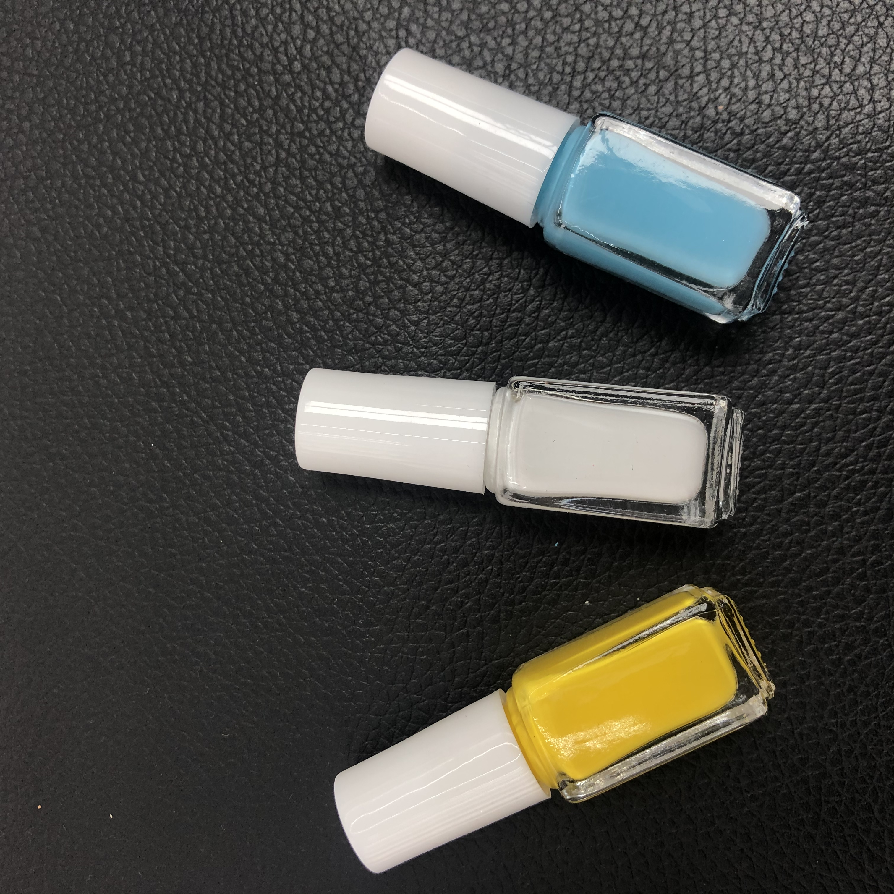 Fashionable colored nail polish comes in a rich variety of colors, allowing for free selection and combination. Small bottles are more convenient details Picture