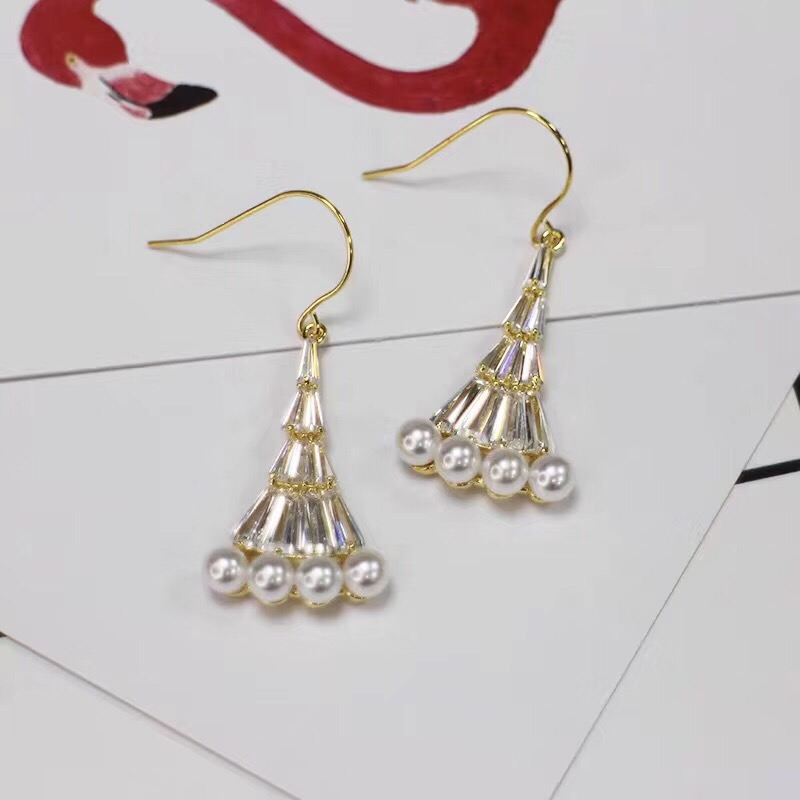 日韩风扇形耳钉微镶钻石轻奢精致女性优雅耳饰细节图