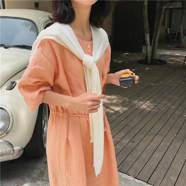 The woolen shawl and scarf are in a fashionable Korean style with a simple and versatile look details Picture