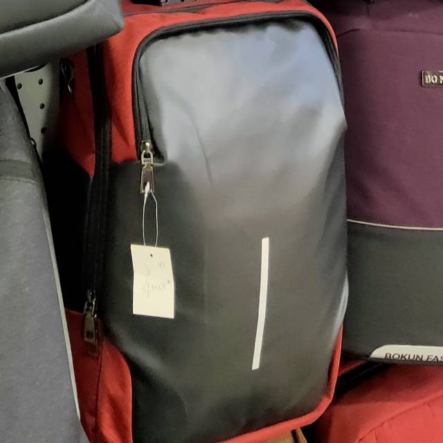 The new large-capacity schoolbags include storage bags for college students, casual bags for going out, and computer bags
