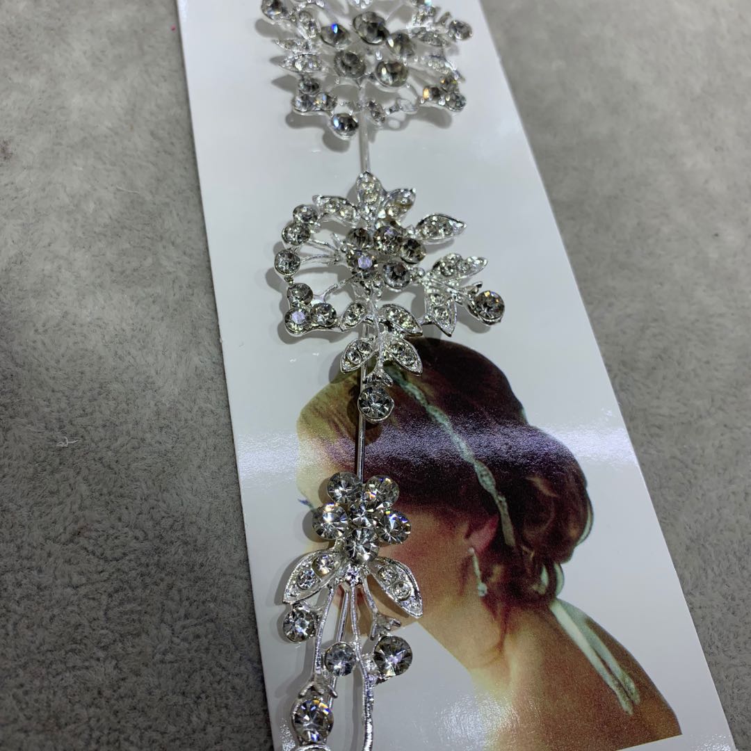 The bride with branches, handcrafted with drill bits, wears wedding dress accessories and headwear Specification image