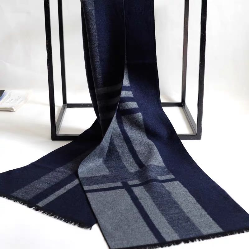 A lady's scarf paired with a classic long British-style shawl, a bestseller for autumn and winter details Picture