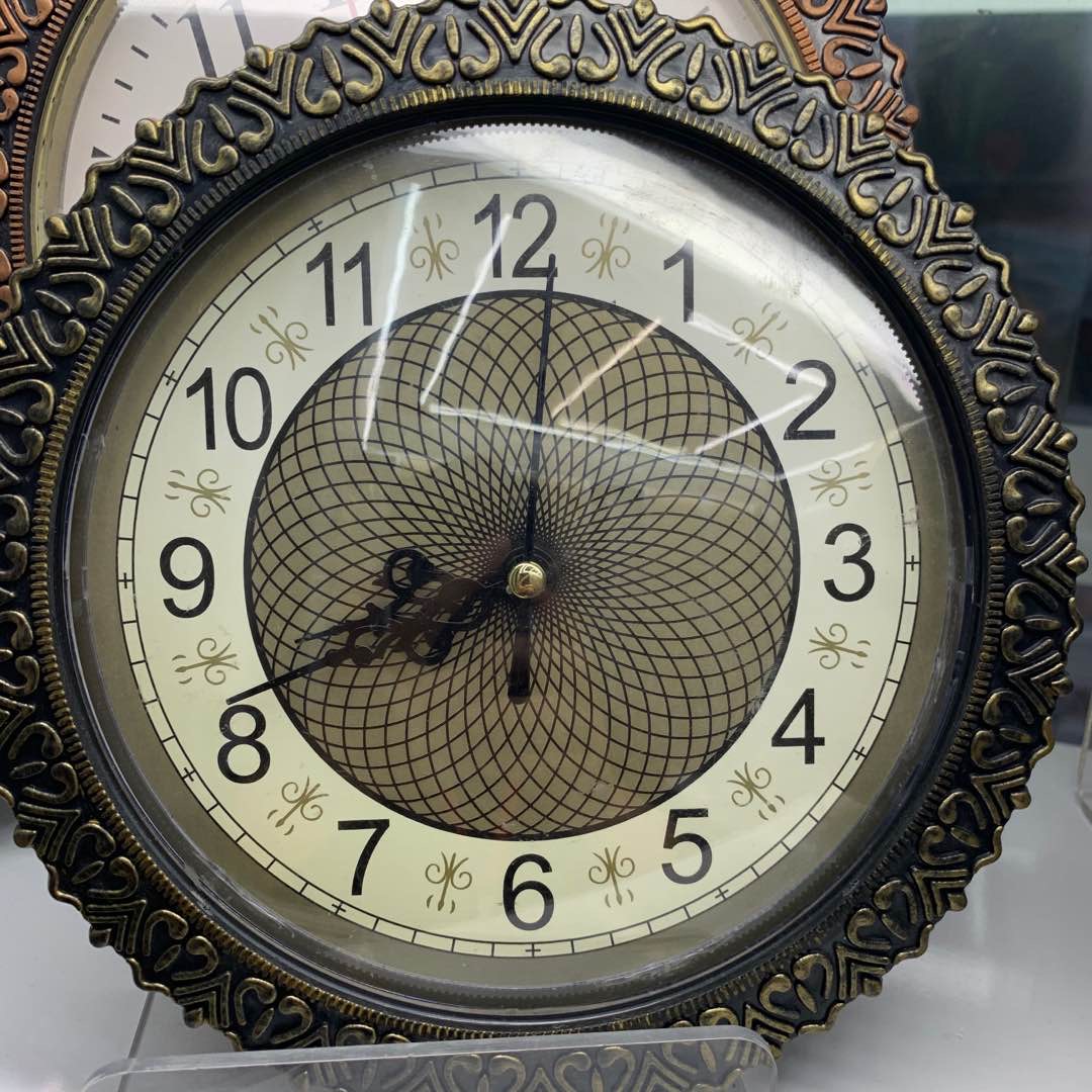 Yiwu good goods retro style clock clock wall clock small wall clock living room hanging decoration electronic wall clock all retro