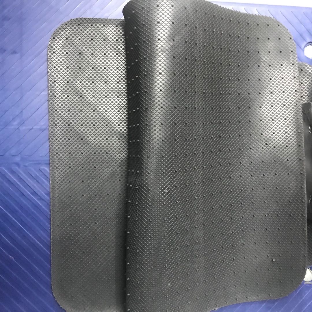 The new cartoon car floor mat is cute, easy to clean and can be cut. It is a single-piece cartoon latex floor mat suitable for all cars details Picture