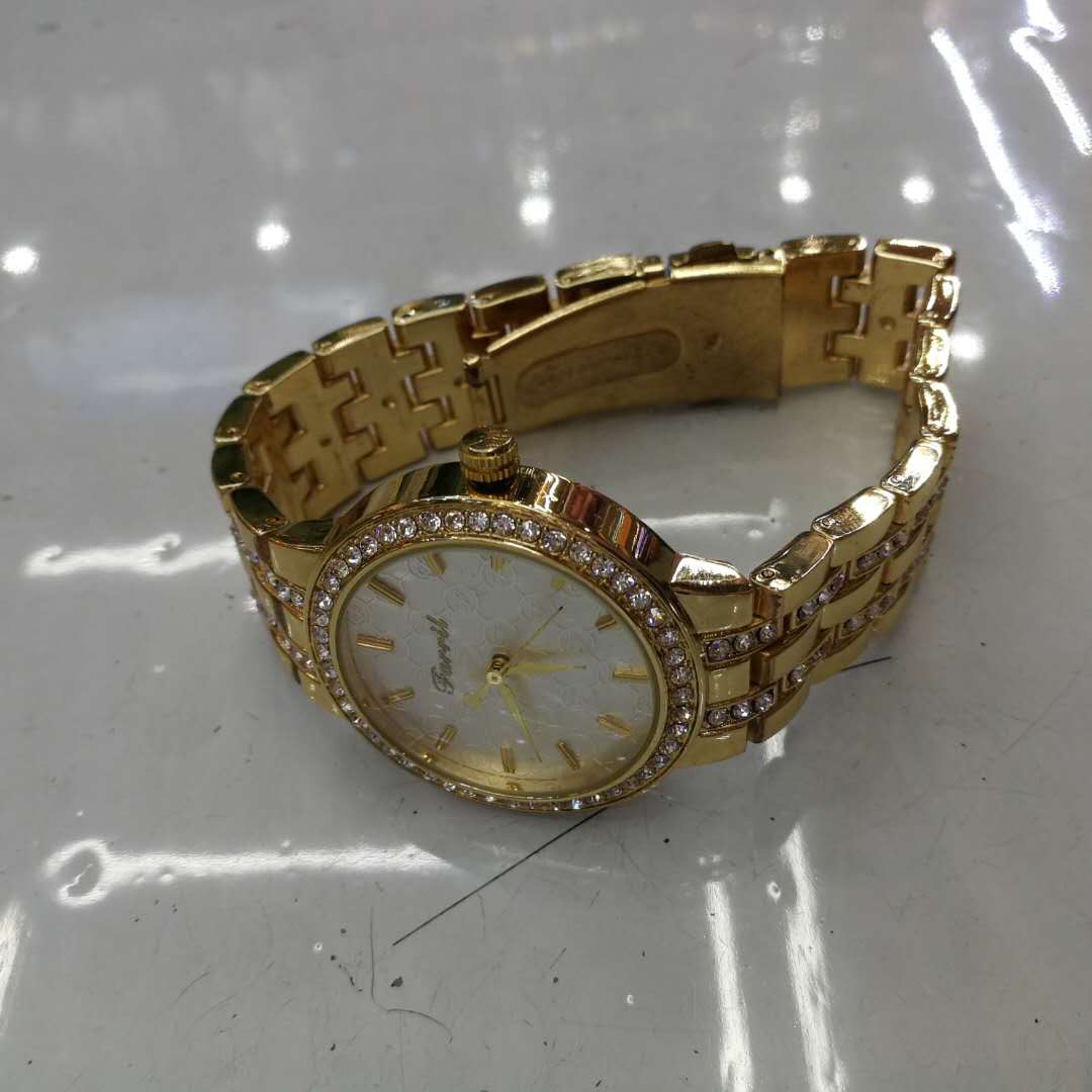 وهناك ساعات من الزمن تحفر ثقوباً، لفكايات من النساء Specification image