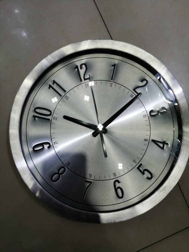 A fashionable, modern, simple and elegant home creative silent electronic watch for the living room