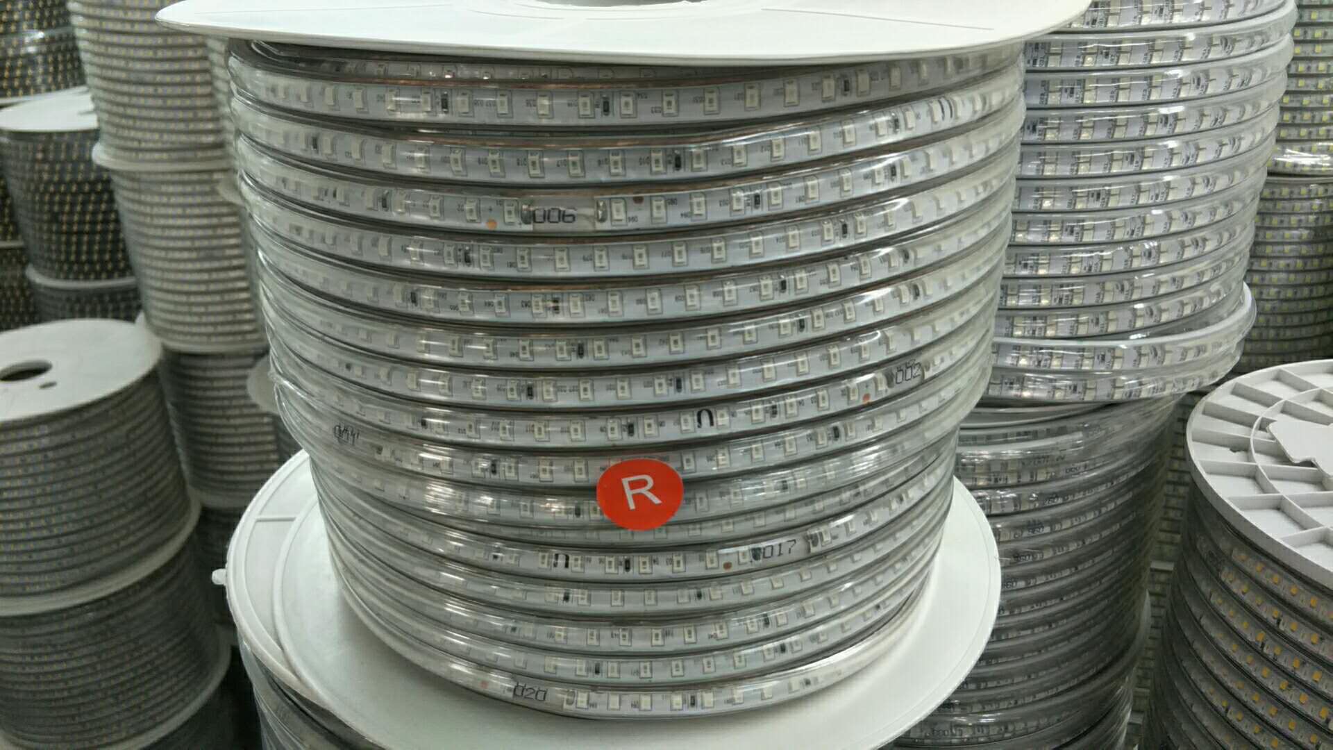 厂家批发超亮LED红色灯带照明透亮每米产品图