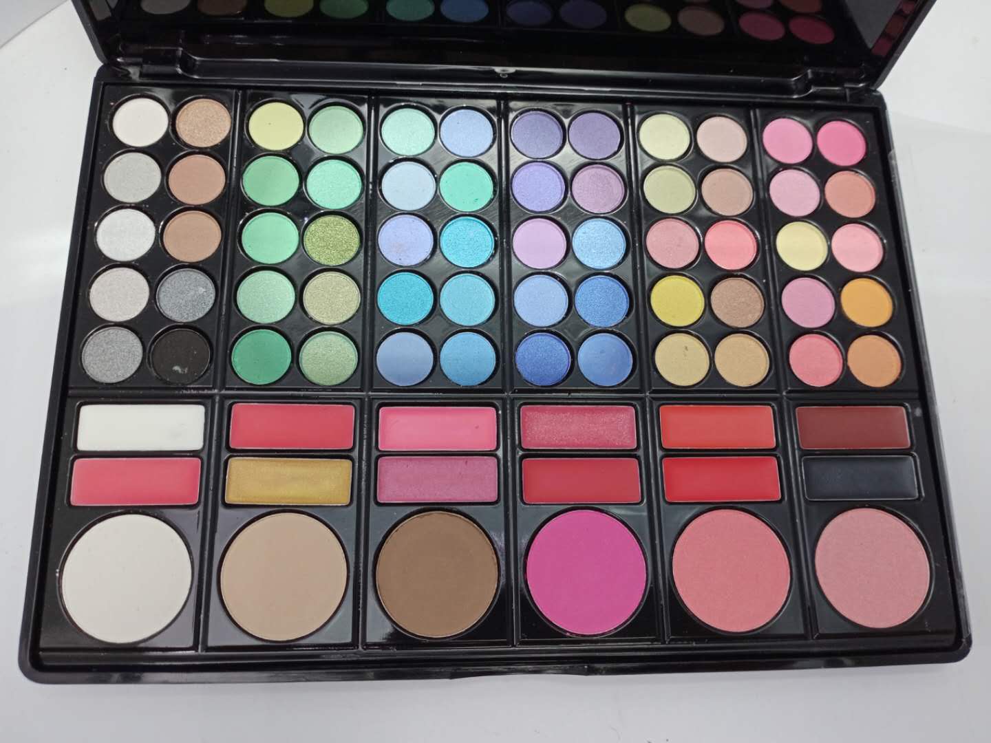 The 78-color eyeshadow powder compact lip gloss set is waterproof, sweat-proof and non-smudging