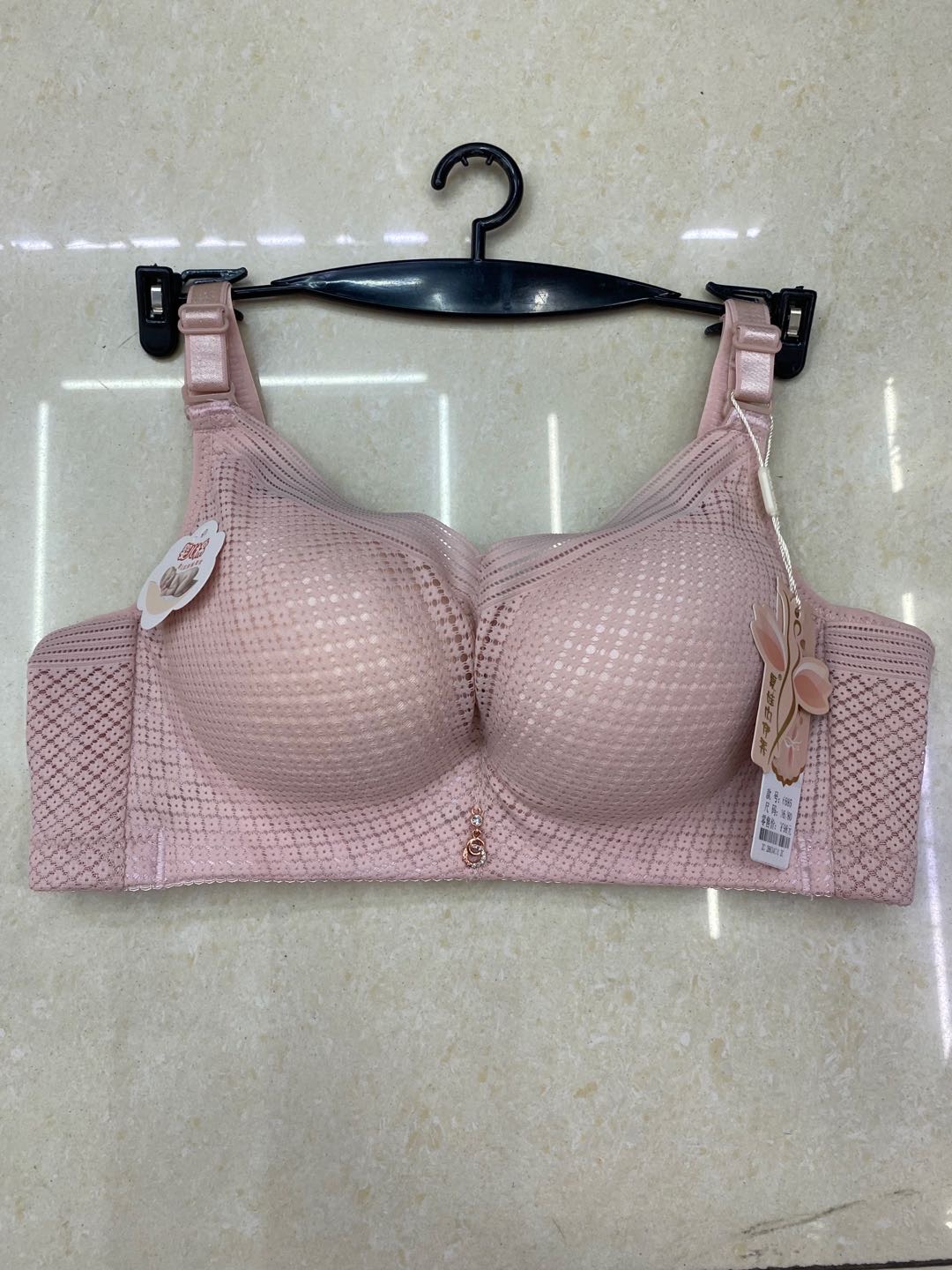 A large-sized lingerie for a plump girl weighing 200 pounds, a thin bra without underwire weighing 685