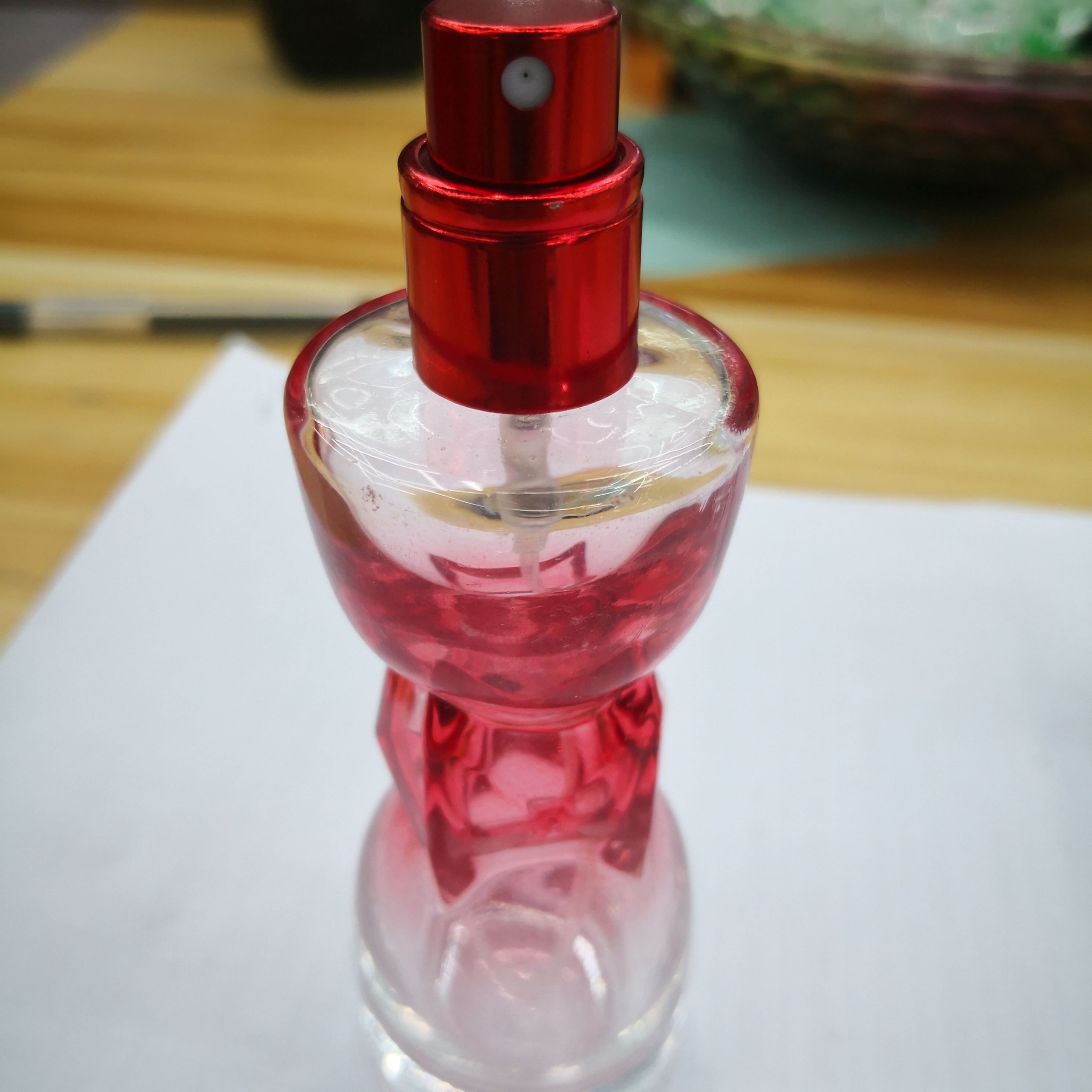 Portable perfume and spray bottles with color gradient glass are available in four colors Specification image