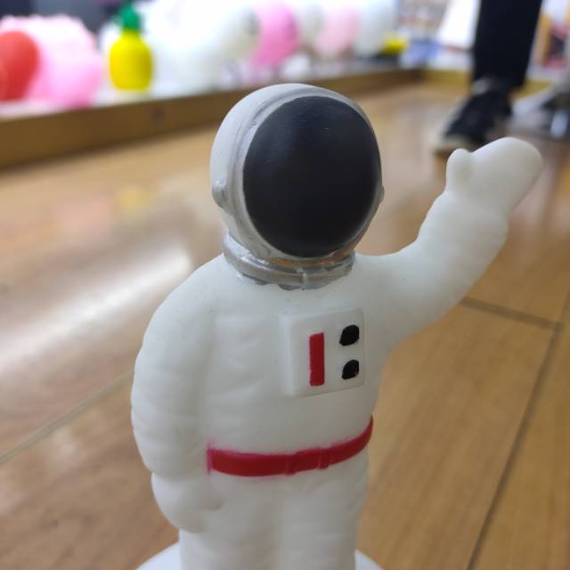 Creative astronaut silicone night light, portable gift light for dormitories, festivals and offices details Picture