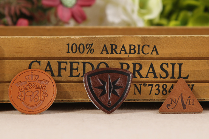 压花真皮皮标压印PU皮革皮牌牛仔衣胸牌商标鞋帽LOGO标牌定做