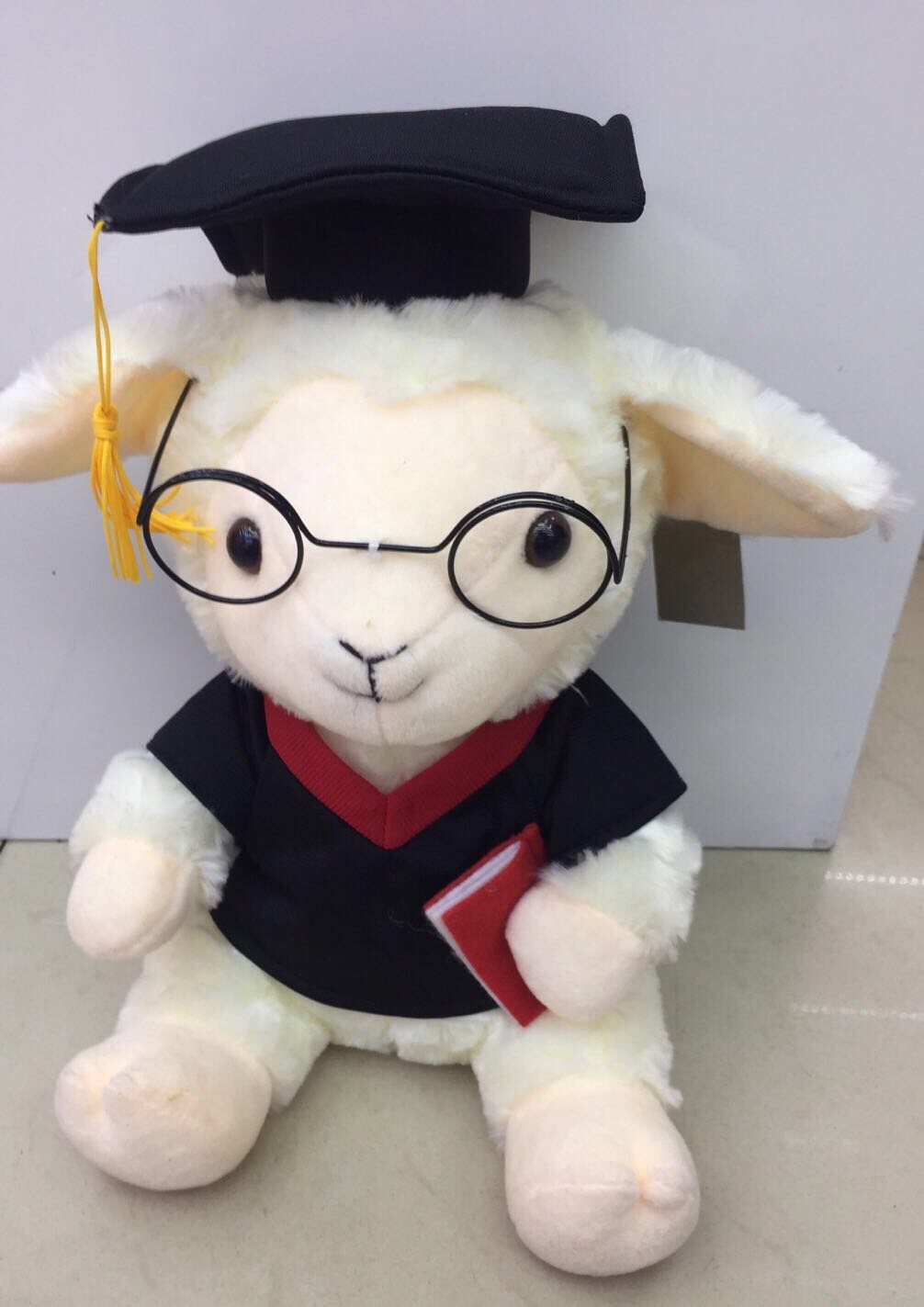 Hot-selling plush graduation sheep dolls, cartoon figurines and cloth dolls