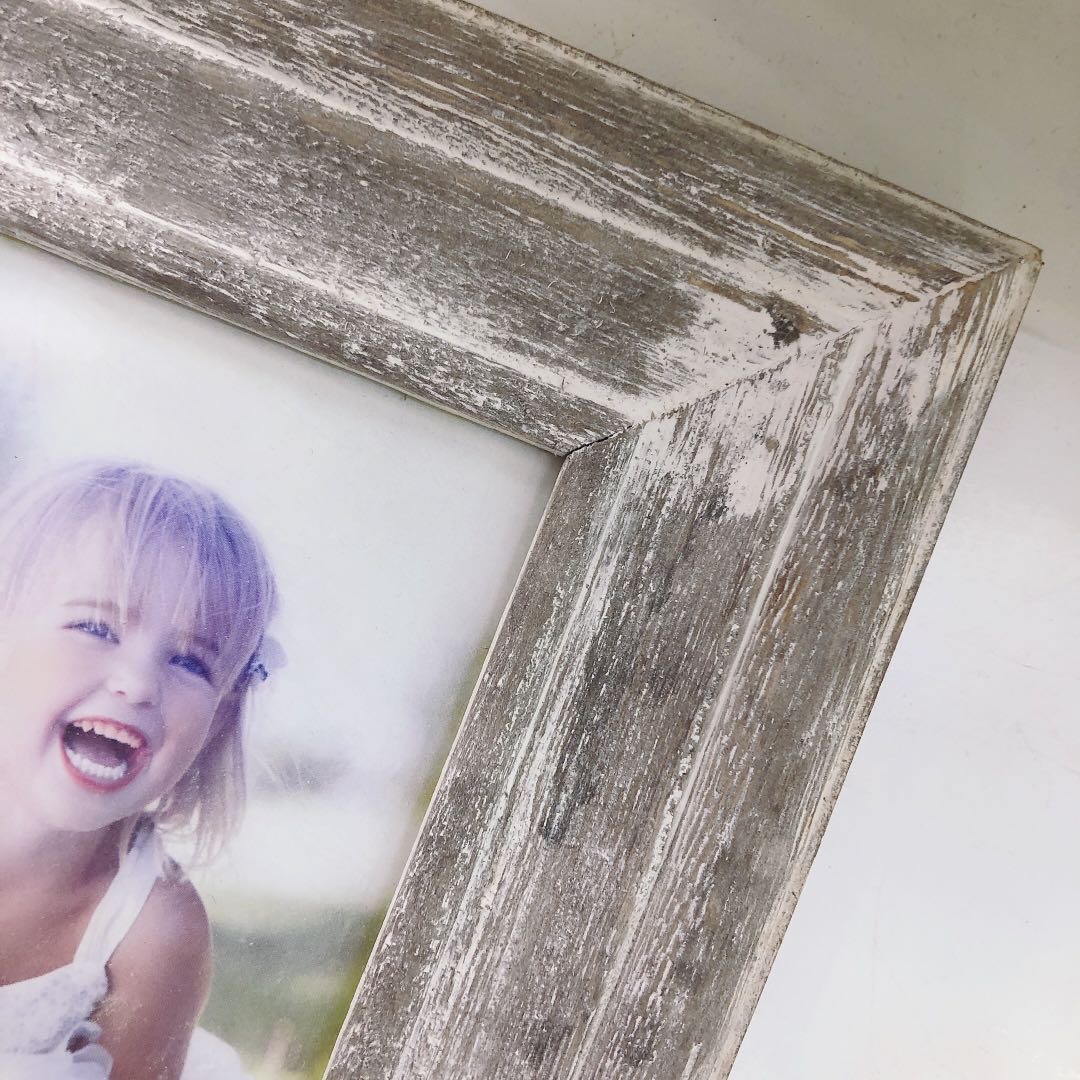 Nostalgic photo frame stands, simple and retro wall-mounted custom picture frames, wholesale of children's and adults' studio photo frames details Picture