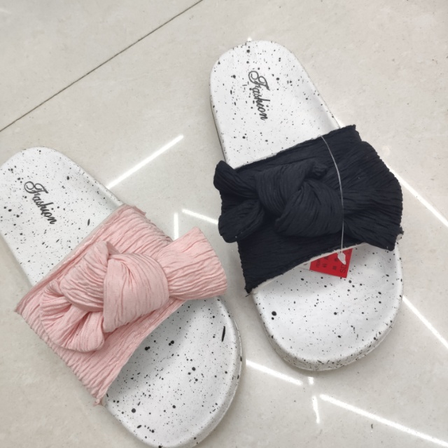 Ms. Xia went out wearing fashionable flip-flops with a bow and soft soles