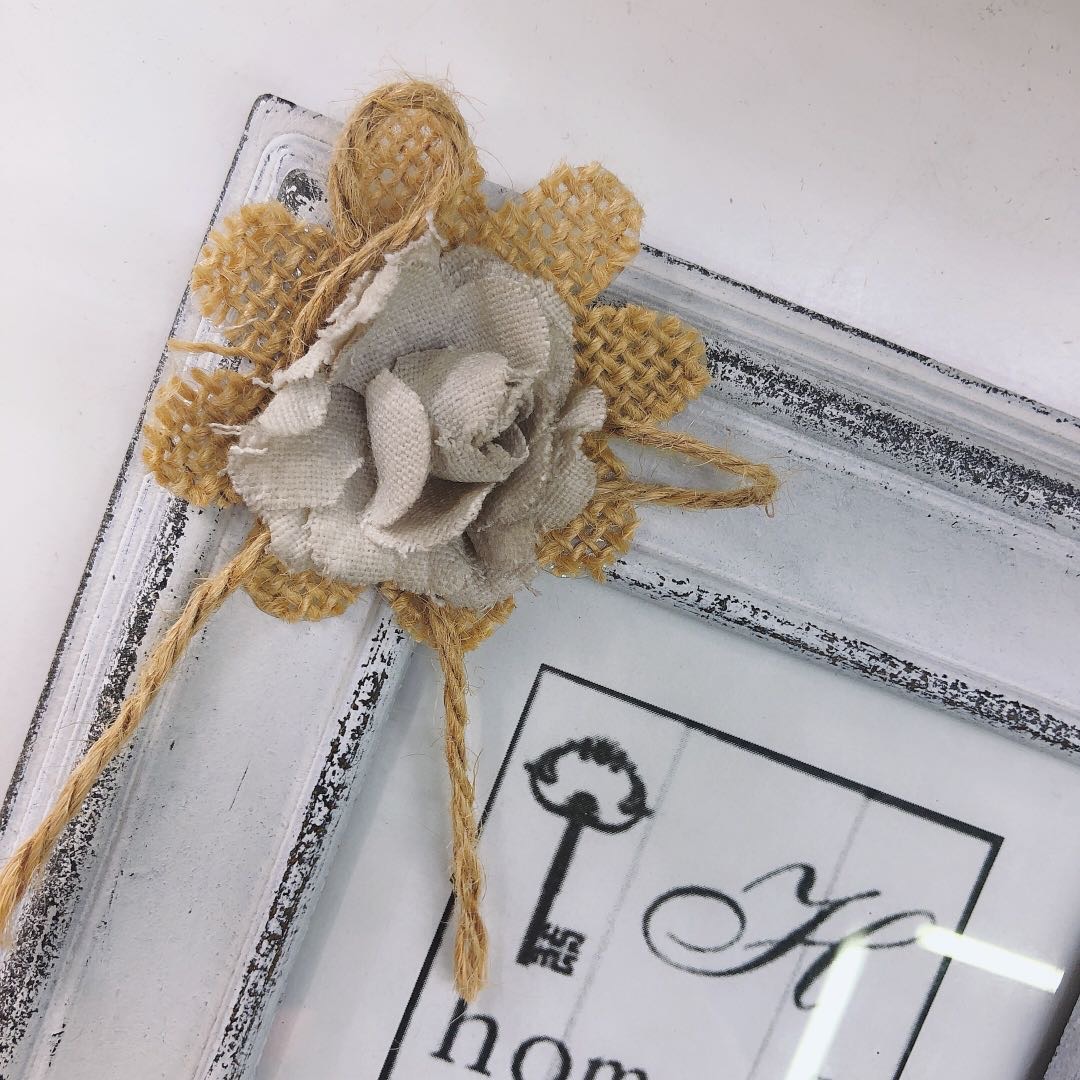 White artistic photo frame stand, simple and retro wall-mounted custom picture frame, children and adults, studio photo frame details Picture