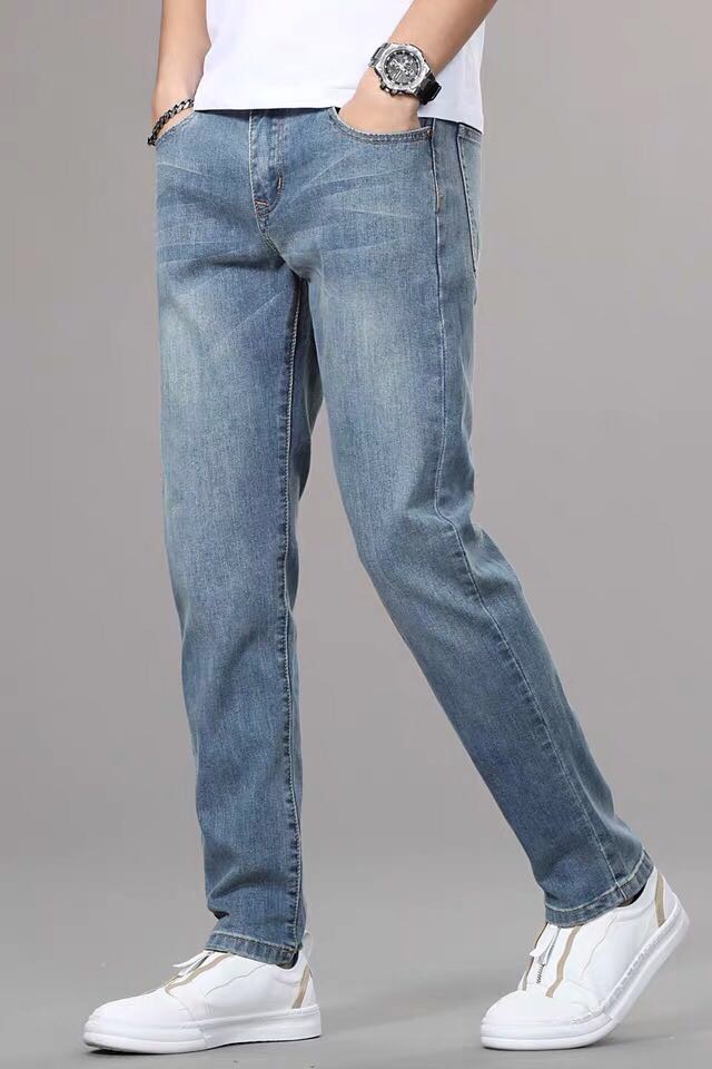 New spring and autumn men's jeans are loose, form-fitting, and stylish and versatile for small feet