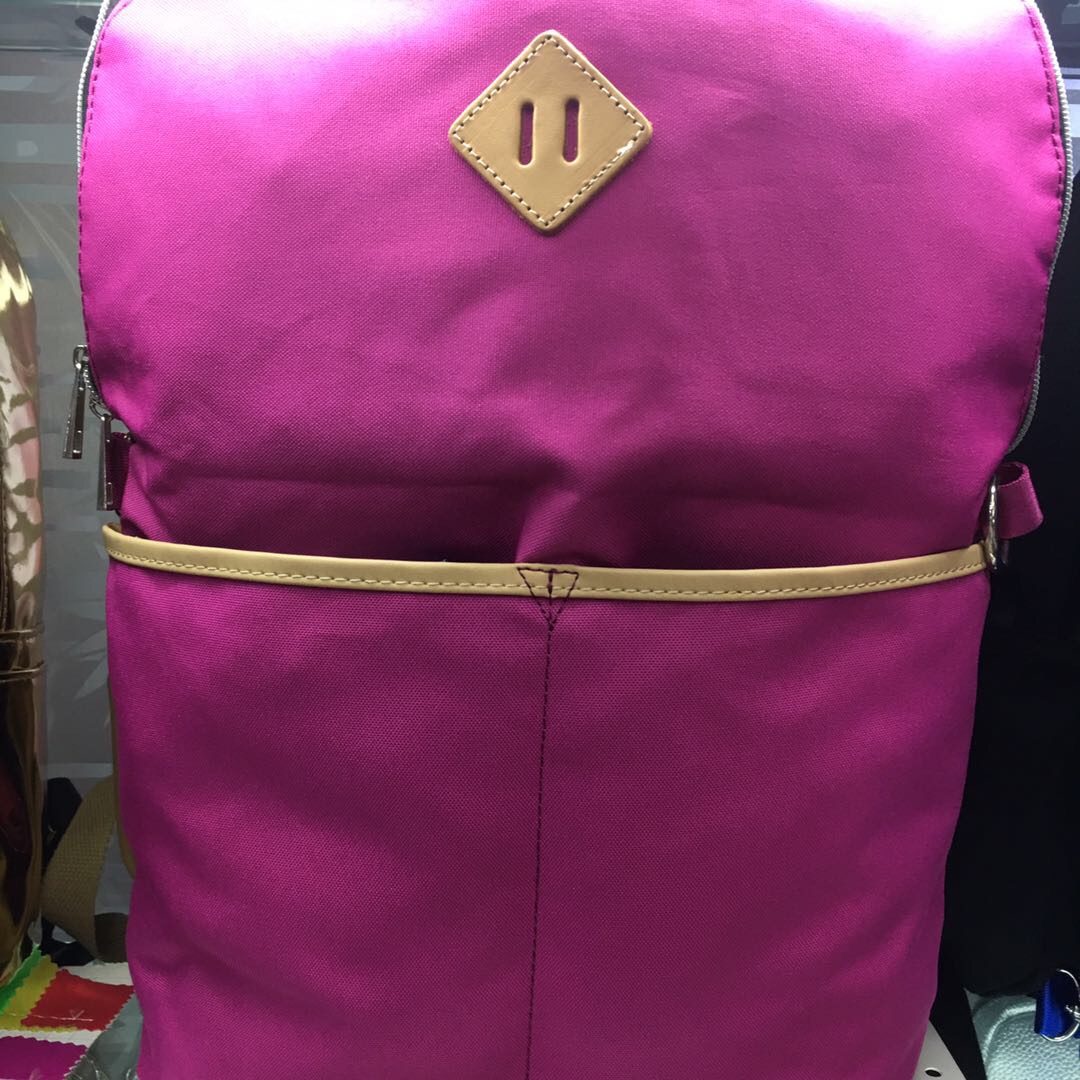 新款时尚潮流涤纶双肩包女款图