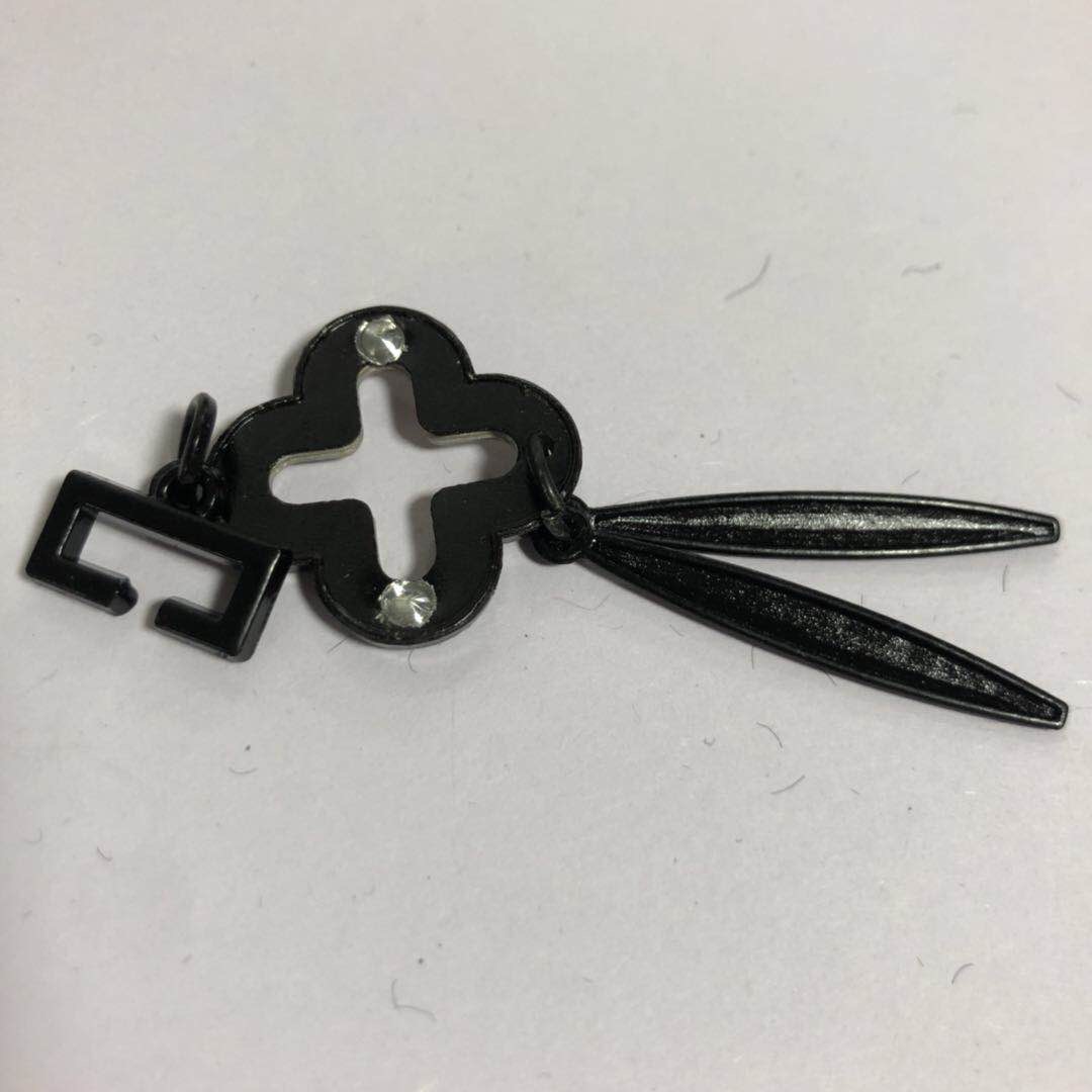 Manufacturers Direct Zinc Alloy Electroplating Four-Leaf Clover A Diamond Hanging Ornaments Specification drawing